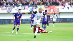 Pemain Persija Jakarta, Gustavo Almeida melakukan selebrasi setelah mencetak gol ke gawang Persita Tangerang dalam laga BRI Super League 2025/2026 di Indomilk Arena, Tangerang, Banten, Jumat (30/01/2026). (Bola.com/Muhammad Iqbal Ichsan)