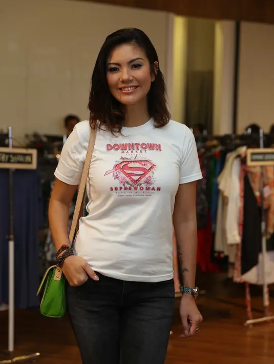 Sebuah keindahan yang luar biasa, kata Aline ketika ia berhasil menginjakkan kakinya di puncak gunung yang didakinya. (Nurwahyunan/Bintang.com)