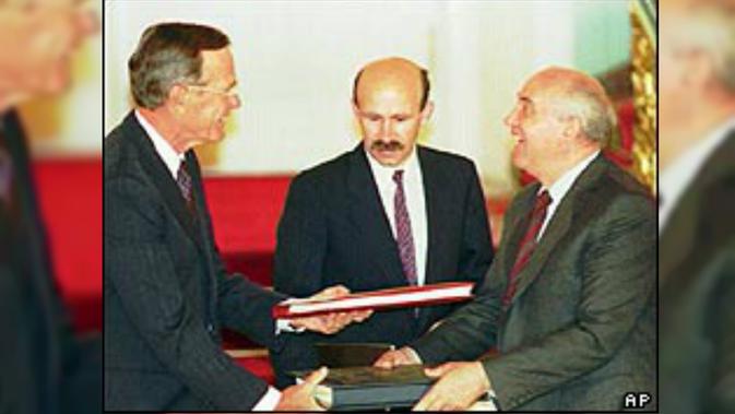 31-7-1993: Langkah Awal AS-Uni Soviet Berjanji Kurangi Nuklir (AP)