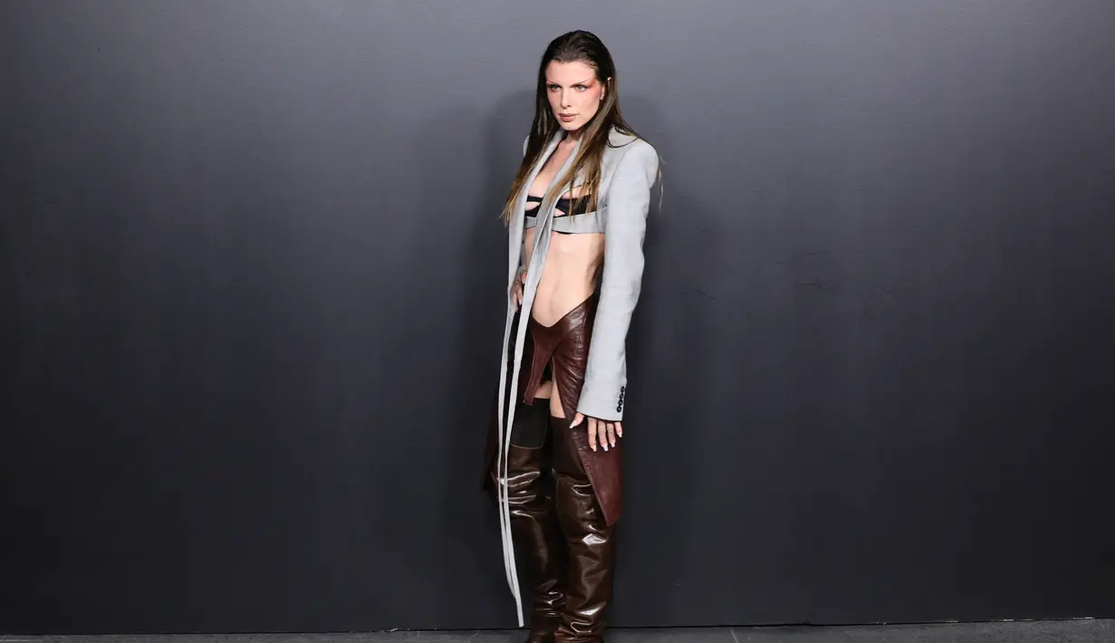 Julia Fox berpose saat menghadiri Pembukaan Pameran Mugler Couturissime di Museum Brooklyn  di New York City pada 15 November 2022. Aktris dan model Italia 32 tahun itu memamerkan perut kencangnya dan mengenakan blazer abu-abu dengan potongan di bagian depan. (Theo Wargo/Getty Images/AFP)