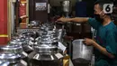 Pekerja menyortir biji kopi di salah satu gerai kopi di Jakarta, Minggu (5/9/2021). Direktur Tanaman Tahunan dan Penyegar, Ditjen Perkebunan, Kementan, Heru Tri Widarto mengatakan konsumsi kopi domestik pada 2020 mencapai 294.000 ton atau naik 13,9% dibandingkan tahun 2019. (Liputan6.com/JohanTallo