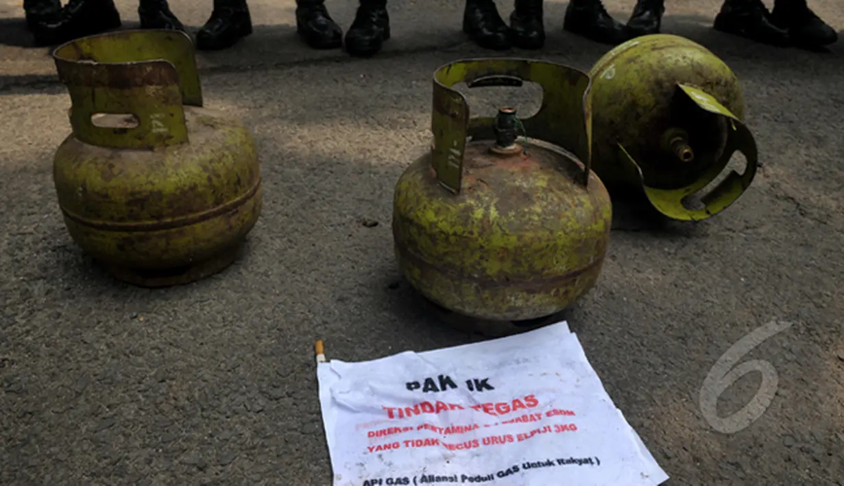 Sejumlah Tabung Gas Elpiji 3Kg yang dibawa demonstran saat melakukan aksinya di depan Istana Wakil Presiden, Jakarta, Selasa (3/3/2015). Dalam aksinya mereka menuntut Wapres Jusuf Kalla untuk menstabilkan harga elpiji 3kg. (Liputan6.com/Johan Tallo)