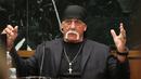Bintang gulat Terry Bollea alias Hulk Hogan saat mengikuti persidangan dengan Gawker media di St. Petersburg , Florida, (8/11). Hulk Hogan mengaku merasa dipermalukan dengan bocornya video mesum dengan seorang wanita. (REUTERS/John Pendygraft)