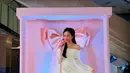 Jadi ibu pejabat tidak menghalangi Beby Tsabina untuk eksplorasi gaya makeup. Bahkan ia masih terbilang cocok untuk menjadi KPop Idol [@bebytsabina]