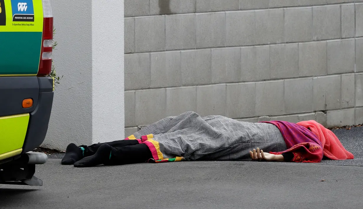 Sesosok jenazah tergeletak di jalan setelah insiden penembakan di Masjid Al Noor, Christchurch, Selandia Baru, Jumat (15/3). Saksi mata mengatakan kepada wartawan New Zealand Stuff dia melihat empat orang tergeletak bersimbah darah. (AP Photo/Mark Baker)