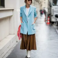 Bosan dengan gaya yang itu-itu saja? Intip inspirasi gaya busana seru ke kantor dengan blazer warna atraktif. (Foto: instagram @thestyleograph)