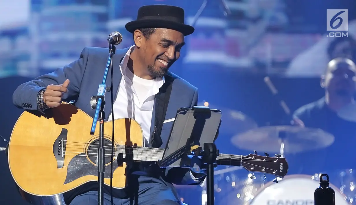 Penyanyi Glenn Fredly dalam konser 'Harmonia: Titik Balik' di Balai Sarbini, Jakarta, Kamis (14/2). Konser yang juga diisi oleh penyanyi Aderaprabu Lantip Trengginas alias Adera tersebut berlangsung tepat di hari Valentine. (Fimela.com/ Bambang E. Ros)