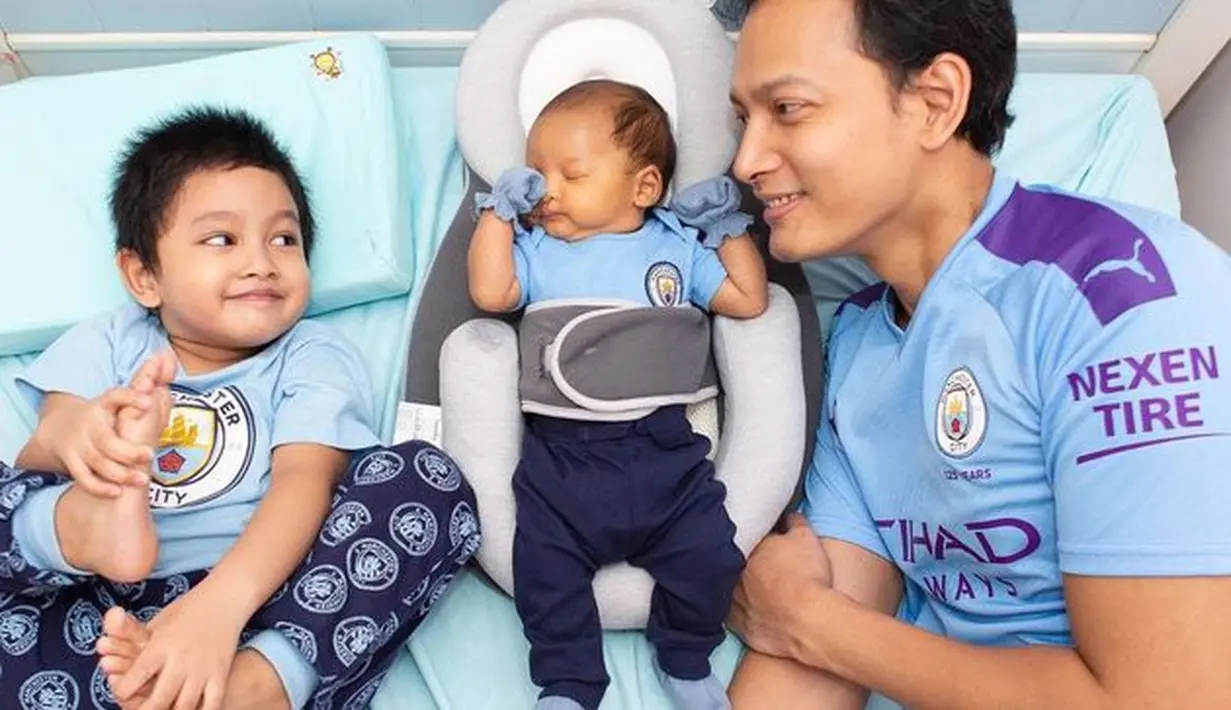 Bahkan Fedi Nuril sudah menanamkan kecintaan terhadap klub Manchester City kepada anak-anaknya sejak dini. Ketiganya kompak kenakan jersey kebanggaan bernuansa biru.