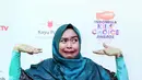Tampil sebagai pemenang, Ria Ricis tak luput dari tradisi IKCA basah-basahan. Ia guyur seember cairan slime oleh host Tarra Budiman usai meraih penghargaan. (Nurwahyunan/Bintang.com)