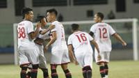 Para pemain Persepam Madura Utama merayakan gol yang dicetak ke gawang Persatu Tuban. Pertandingan ini berakhir dengan kemenangan tipis Persepam dengan skor 2-1 atas Persatu, Rabu (19/8/2015). (Bola.com/Robby Firly)