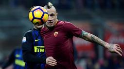 Gelandang AS Roma, Radja Nainggolan, duel udara dengan gelandang Inter Milan, Roberto Gagliardini. Bedasarkan statistik penguasaan bola, pertarungan kedua klub berjalan imbang. (AFP/Miguel Medina)