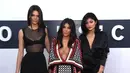 Bersama dua adiknya, Kendall dan Kylie Jenner, bintang reality TV ini berpose di red carpet ajang penghargaan MTV Video Music Awards (VMA) 2014 di California, Minggu (24/8/14). (Larry Busacca/Getty Images for MTV/AFP)