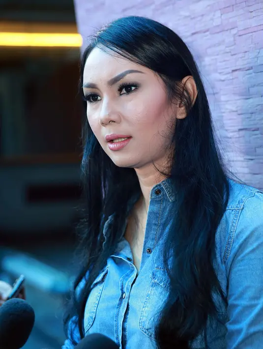 Mantan istri presenter Deddy Corbuzier, Kalina kini sudah menemukan pendamping. Mengisi kekosongan hatinya setelah bercerai dengan satu anak. Alberto Oemardi nama lelaki yang tengah dekat dengan dirinya. (Deki Prayoga/Bintang.com)