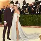 Shawn Mendes dan Hailey Baldwin. (JAMIE MCCARTHY / GETTY IMAGES NORTH AMERICA / AFP)