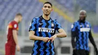 Achraf Hakimi - Pemain timnas Maroko ini diboyong ke Inter Milan pada musim panas dari Real Madrid. Transfer Hakimi yang menelan biaya 40 juta euro terasa pantas lantaran sang pemain berkontribusi besar atas keberhasilan Nerazzurri meraih gelar juara Serie A. (AP/Gregorio Borgia)