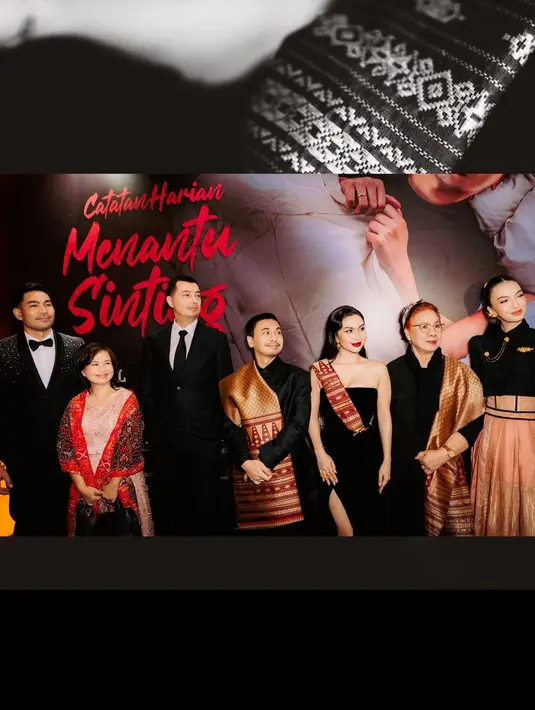 Berperan sebagai perempuan Batak, Ariel Tatum kenakan ulos saat premiere film tersebut [@arieltatum]