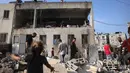 Warga Palestina memeriksa kerusakan di lokasi serangan semalam oleh Israel terhadap sekolah Halima Saadiya di Jabalia, Jalur Gaza utara, pada 11 Juli 2025. (BASHAR TALEB/AFP)