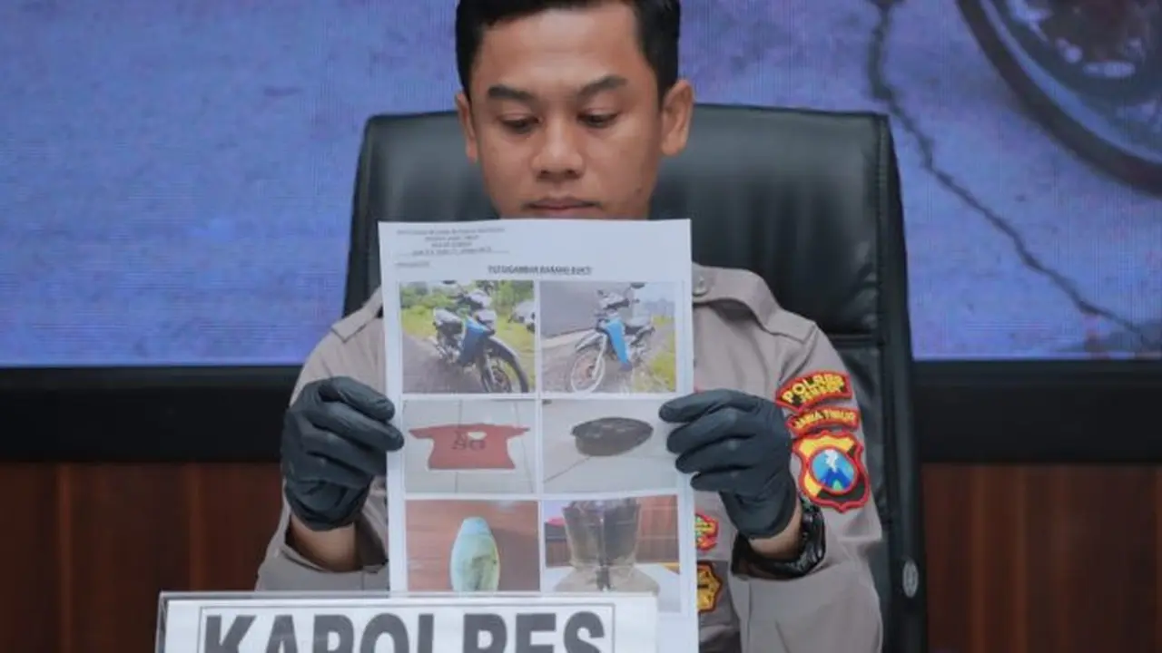 Kapolres Jember AKBP Hery Purnomo menunjukan foto sejumla alat bukti yang berhasil disita dari tangan tersangka pelaku eksibionis (Istimewa)