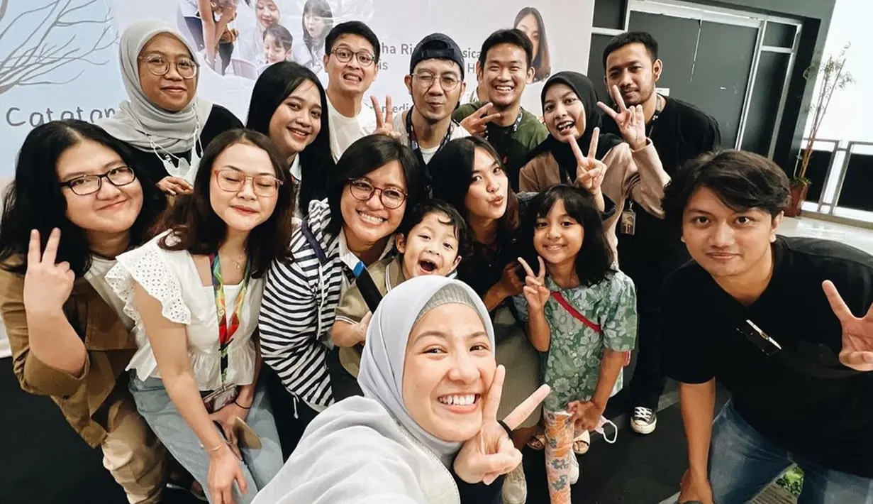Kesuksesan buku Catatan Kronik ini tentunya juga tak lepas dari paraa pembaca setia Natasha Rizky. Isi buku Catatan Kronik relate dengan beberapa orang, buku tersebut pun jadi pilihan ketika datang ke toko buku. Bincang bareng bersama para pembacanya, istri Desta itu mengaku senang dan bersyukur bisa memperkenalkan dan mementaskan karya tulisnya ini. (Liputan6.com/IG/natasharizkynew)