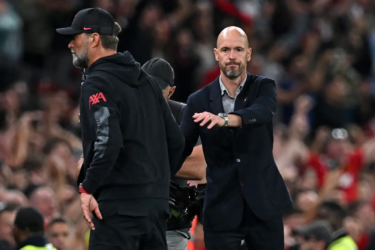 Manajer MU Erik ten Hag bersalaman dengan pelatih Liverpool Jurgen Klopp