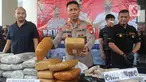 Kapolres Tangerang Selatan AKBP Sarly Sollu menunjukkan barang bukti ganja sebanyak 39 kilogram asal Sumatera saat konferensi pers pengungkapan kasus narkotika di Polres Tangerang Selatan, Banten, Rabu (20/7/2022). Dalam kasus peredaran ganja tersebut sebanyak empat tersangka diringkus di daerah Cipinang Besar Selatan, Jakarta Timur, yang merupakan jaringan dari Aceh. (merdeka.com/Arie Basuki)