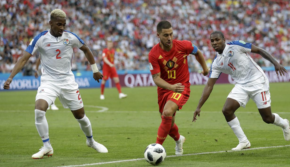 Gelandang Belgia, Eden Hazard, berusaha melewati bek Panama, Michael Murillo, pada laga Piala Dunia 2018 di Stadion Fisht, Senin (18/6/2018). Belgia menang 3-0 atas Panama. (AP/Matthias Schrader)