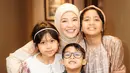 Keluarga, sahabat hingga buah hatinya hadir untuk memberikan apresiasi, kebahagiaan terpancar jelas di wajah Natasha Rizky. Momen ketika Natasha Rizky memeluk buah hatinya ini penuh kehangatan. Megumi dan Miskha tampil manis dengan dress, sementara Miguel tampil dengan kemeja kotak-kotak. Tak lupa pakai kacamata, Megumi anak bungsu Natasha Rizky makin keren. (Liputan6.com/IG/@natasharizkynew)