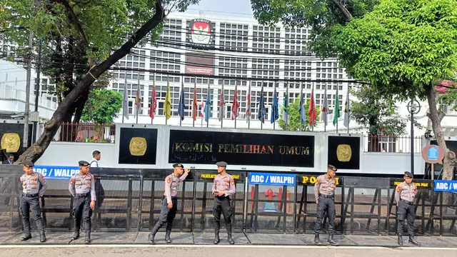 Satuan Pasukan Pengamanan Presiden (Paspampres) disiagakan di sekitar Komisi Pemilihan Umum (KPU) menjelang penetapan presiden dan wakil presiden terpilih Prabowo Subianto-Gibran Rakabuming Raka.