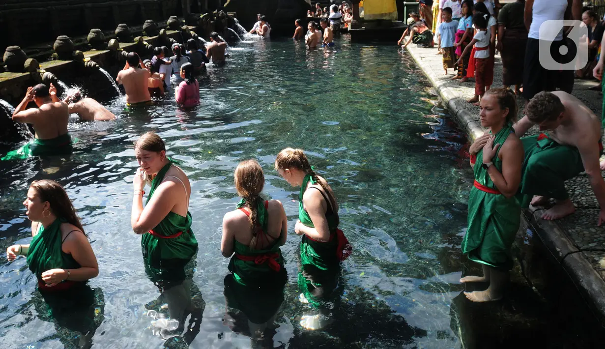 <p>Wisatawan antri membersihkan diri (melukat) di Pura Tirta Empul, Desa Tampaksiring, Gianyar, Bali, jumat (6/5/20222). Dalam sehari, lebih dari 2.000 wisatawan berkunjung ke obyek wisata spiritual i yang menjadi salah satu primadona di Pulau Bali ini. (merdeka.com/Arie Basuki)</p>