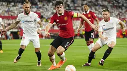 Pemain Manchester United, Harry Maguire, berusaha mengejar bola saat melawan Sevilla pada leg kedua perempat final di Ramon Sanchez Pizjuan, Jumat (21/4/2023). Biang kerok kekalahan Manchester United selanjutnya adalah sang kapten. Maguire membuat blunder hingga gawang MU kebobolan. (AP Photo/Jose Breton)