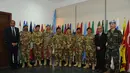 Panglima TNI beserta rombongan berpose bersama di kantor Force Commander Unifil, Minggu (12/4/2015). Kunjungan ini untuk mengetahui secara dekat pelaksanaan tugas Prajurit TNI  dalam misi PBB (Dok.TNI)