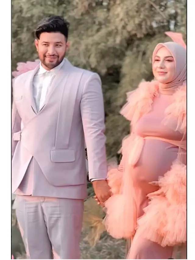 6 Potret Maternity Shoot Irish Bella dalam Berbagai Tema, Mesra Bareng Ammar Zoni
