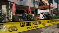 Garis kepolisian tampak dipasang di lokasi ledakan yang mengakibatkan Jalan Raden Inten terpaksa ditutup sementara, Jakarta, Senin (16/11). Ledakan terjadi sekitar pukul 03.30 Wib dan melukai Mulana, seorang petugas keamanan. (Liputan6.com/Gempur M Surya)