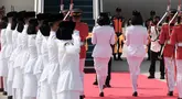 Tim Purna Paskibraka 2023 membawa duplikat bendera Merah Putih dan naskah teks proklamasi berjalan masuk ke pesawat TNI AU dalam acara kirab bendera Merah Putih dan naskah teks proklamasi menuju Ibu Kota Nusantara (IKN) di Base Ops Lanud Halim Perdanakusuma, Jakarta, Sabtu (10/8/2024). (Yasuyoshi CHIBA / AFP)