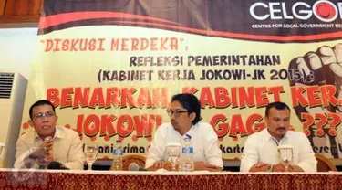 Politikus PDI Perjuangan Masinton Pasaribu (kiri) bersama Direktur Eksekutif Energy Watch, Ferdinand Hutahaean (kanan) saat melakukan diskusi bertajuk "Benarkah Kabinet Kerja Jokowi-JK Gagal?" di Jakarta, Kamis (24/12). (Liputan6.com/Helmi Afandi)