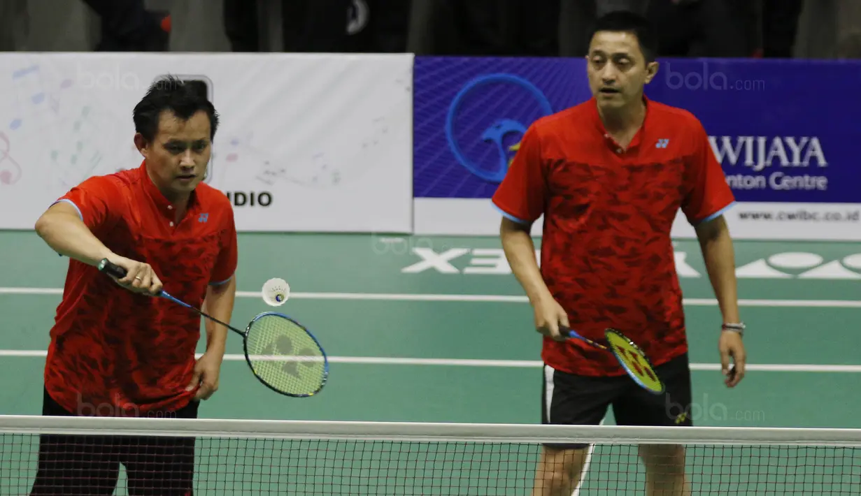 Legenda bulutangskis Indonesia, Chandra Wijaya dan Ricky Subagja pada laga eksebisi di CWIBC, Serpong, Selasa, (19/12/17). Acara tersebut sekaligus pemberian penghargaan kepada Tokoh Bulutangkis. (Bola.com/M Iqbal Ichsan)