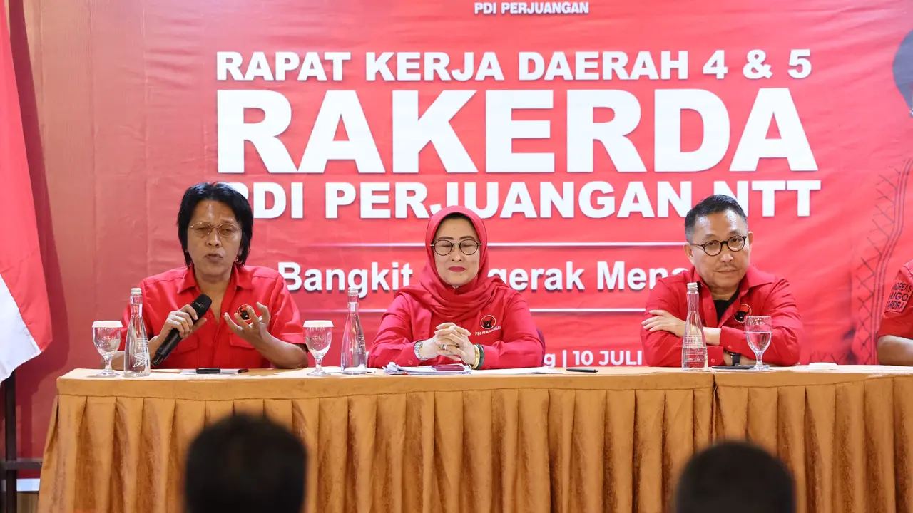 Ketua Tim Pemenangan Pilkada Nasional PDIP yang juga Wakil Sekjen Bidang Komunikasi Adian Napitupulu saat memotivasi peserta Rapat Kerja Daerah DPD PDIP Nusa Tenggara Timur di Kupang, Rabu (10/7/2024).