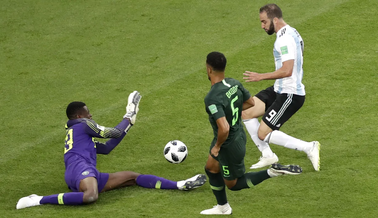 Striker Argentina, Gonzalo Higuain, berusaha membobol gawang Nigeria pada laga grup D Piala Dunia di Stadion St Petersburg, St Petersburg, Selasa (26/6/2018)/ Argentina menang 2-1 atas Nigeria. (AP/Michael Sohn)