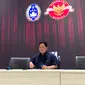 Ketua Umum PSSI Erick Thohir memberikan keterangan kepada awak media terkait rencana pembentukan satgas untuk memberantas praktik pengaturan skor serta menjaga transparansi keuangan di GBK Arena, Senayan, Jumat (28/4/2023). (Liputan6.com/Melinda Indrasari)