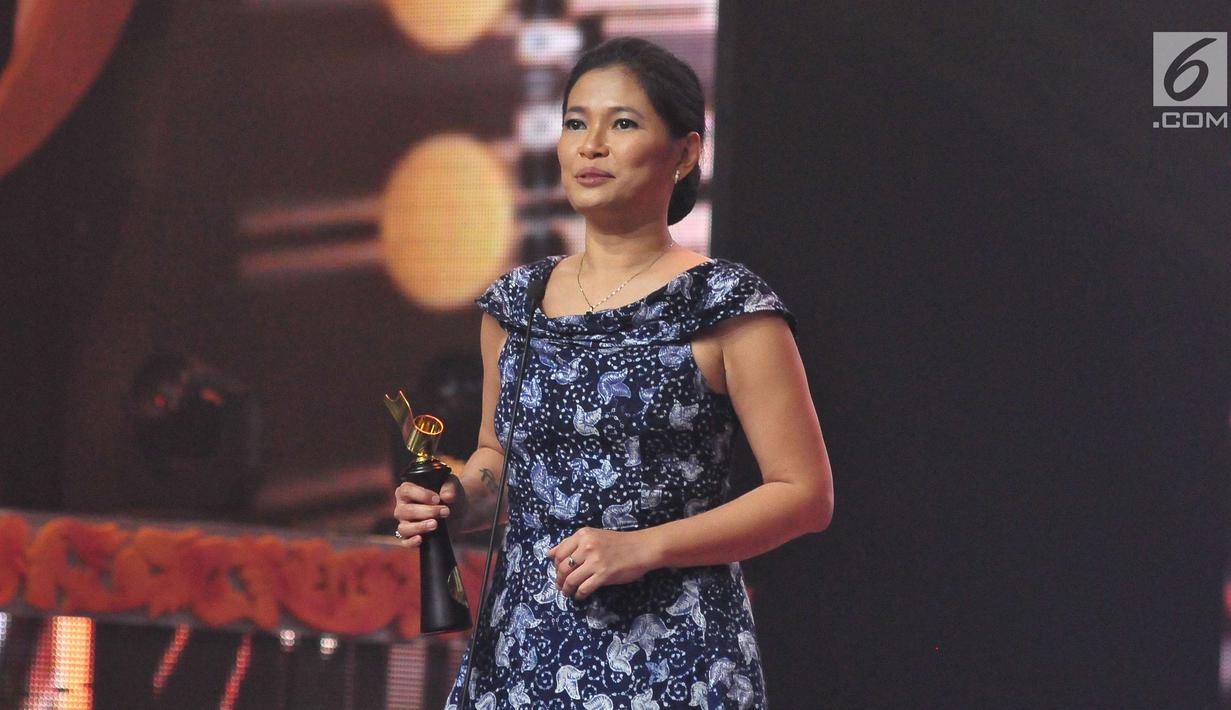 Penulis dan aktris, Djenar Maesa Ayu menerima penghargaan Pemeran Pembantu Wanita dalam ajang Festival Film Bandung 2017 di studio 6 Emtek, Jakarta (22/10). (Liputan6.com/Helmi Afandi)