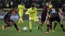 Pemain Villarreal, Nahuel mencoba melewati kepungan para pemain Bayer Laverkusen pada leg pertama 16 besar Liga Europa di Stadion El Madrigal, Villareal, Jumat (11/3/2016) dini hari WIB. (AFP/Jose Jordan)