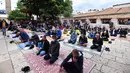 Umat muslim melaksanakan salat Idul Fitri di Masjid Gazi-Husref Bey, Sarajevo, Bosnia, Minggu (24/5/2020). Jemaah dibatasi dan mengenakan masker untuk mencegah penyebaran virus corona COVID-19. (ELVIS BARUKCIC/AFP)