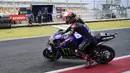 Pembalap Monster Energy Yamaha MotoGP asal Prancis Fabio Quartararo mengendarai motornya dari garasi saat sesi latihan bebas pertama di Pertamina Mandalika International Street Circuit, Mandalika, Lombok Tengah, Nusa Tenggara Barat, Jumat (18/3/2022). (AP Photo/Achmad Ibrahim)