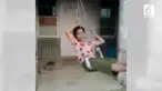 Aksi seorang wanita paruh baya main ayunan berhasil membuat warganet terhibur.

