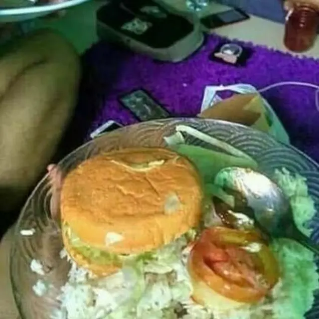 6 Potret Makan Burger Pakai Nasi Ini Nyeleneh, Orang Indonesia Banget