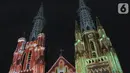 Cahaya warna warni menghiasi Gereja Katedral saat pemutaran video mapping tentang sejarah Kongres Pemuda II , Jakarta, Minggu (27/12/2019). Pemutaran video mapping ini untuk memperingati Hari Sumpah Pemuda ke-91 dan berlangsung hingga 28 Oktober. (Liputan6.com/Helmi Fithriansyah)