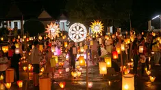 Lentera yang bercahaya terlihat pada jalan di Luang Prabang, Laos, 3 Oktober 2020. Dalam Festival Boun Lai Heua Fai, warga mendandani kota dengan berbagai lentera, berparade bersama, kemudian melarungkan perahu naga besar dan kecil dari batang pohon pisang ke Sungai Mekong. (Xinhua/Kaikeo Saiyasane)
