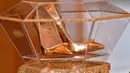 Sepasang sepatu high heels 'The Passion Diamond' dipamerkan di Burj Al Arab, Dubai, Uni Emirat Arab, Rabu (26/9). Dibanderol dengan harga sekitar Rp 253,7 miliar, sepatu ini diklaim sebagai yang termahal di dunia. (AFP PHOTO / GIUSEPPE CACACE)