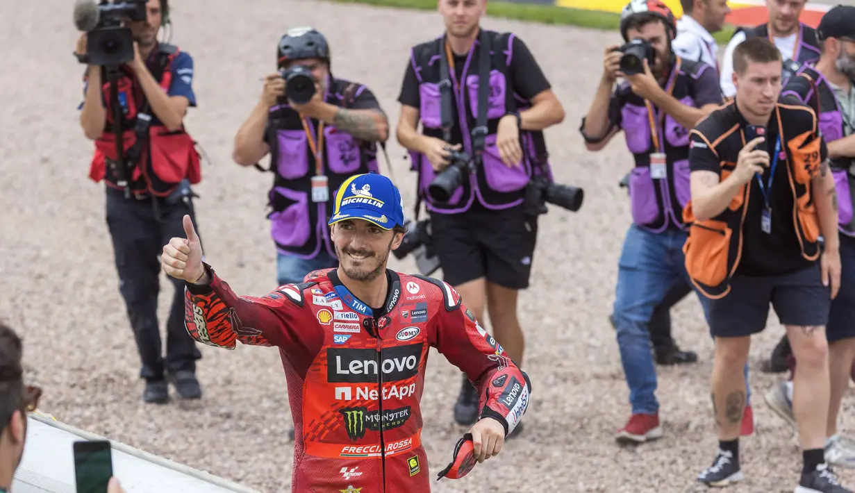 Sementara itu, di Sprint Race MotoGP Jerman 2024, Francesco Bagnaia harus puas finis di posisi ketiga setelah Miguel Oliveira. (Radek Mica/AFP)