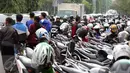 Ratusan motor terparkir di jalur cepat Jalan Tegar Beriman Kab Bogor, Selasa (13/12). Ribuan calon suporter Timnas Indonesia antre membeli tiket laga final pertama di halaman Kodim 0621 Surya Kancana. (Liputan6.com/Helmi Fithriansyah)